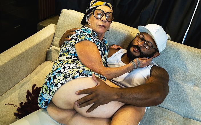 Only Taboo: 문신을 한 77살 할머니 흑인 대물 자지 후장 따먹기