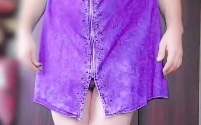 Kitty_Cross: Robe courte sexy, une trans sexy danse en solo, strip-tease,...