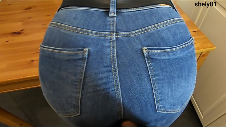 Shely81: Znovu? Macecha mu půjčí svůj pěkný zadek v džínách k...