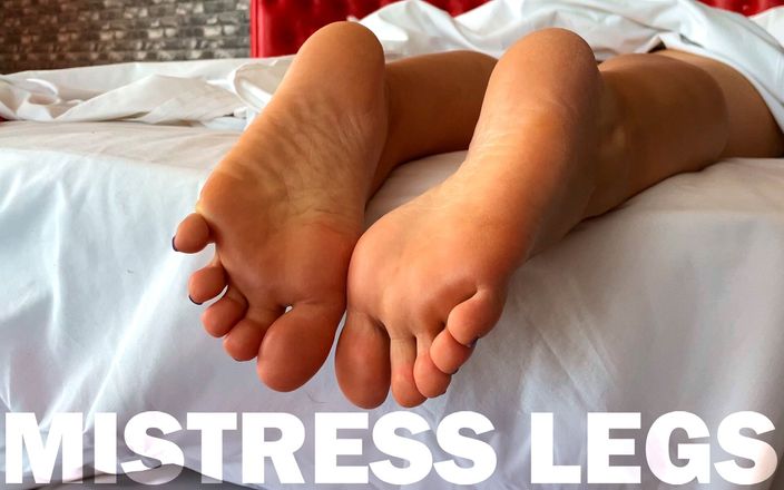 Mistress Legs: 第一人称视角 女神在床上裸露的脚底在晨间挠痒痒