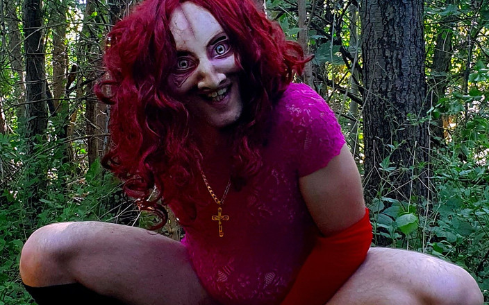 Demon Bitch: Geile sexy dämonenfrau will hartes ficken im wald haben