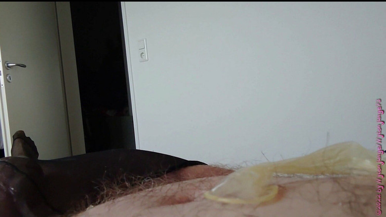 Carmen_Nylonjunge: Zábava s cizími lidmi Použitý kondom v punčochách 3