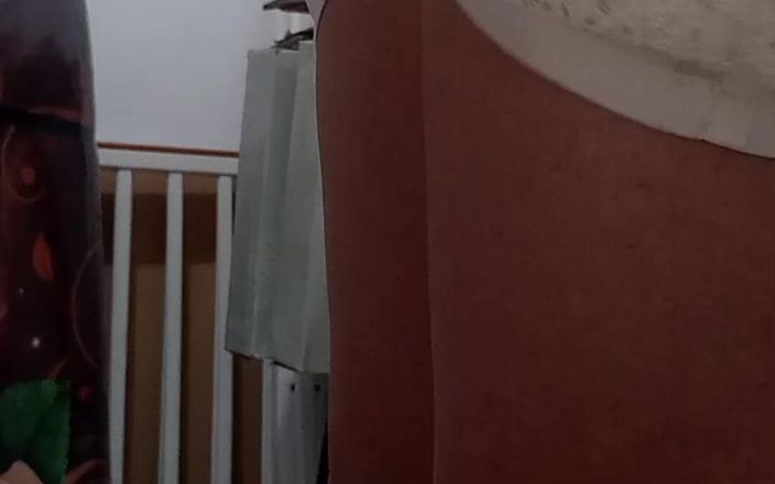 Naomisinka: Il travestito si masturba indossando bacia di un abito bianco...