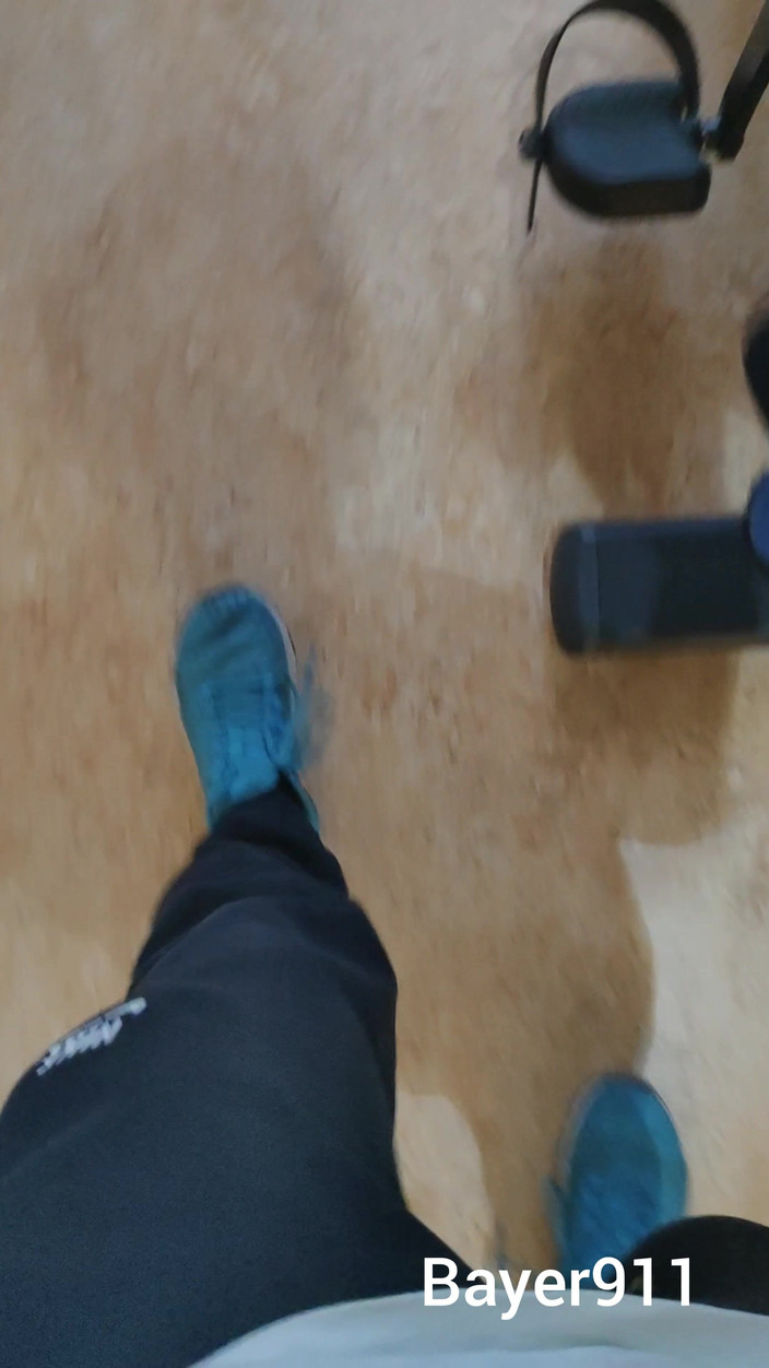 Bayer911: गोरा पतला लड़का खुले दरवाजों से जिमी wc में जोखिम भरा मरोड़ता है