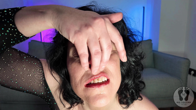 All You Can Fetish: Emma Smile MILF ukazuje její nozdry, které si lisují nos...