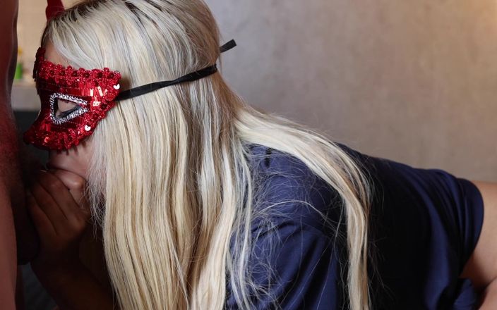 FlirtynDirty: ऐलेना की चुदाई फिर उसकी चैनल हार पर वीर्य पोंछती है