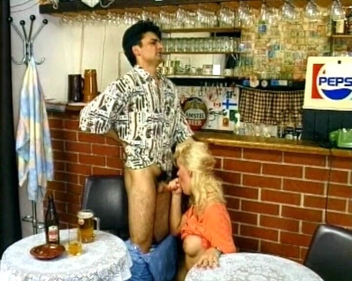 Deutsche Frauen: Sarışın Alman garson barda sikiliyor