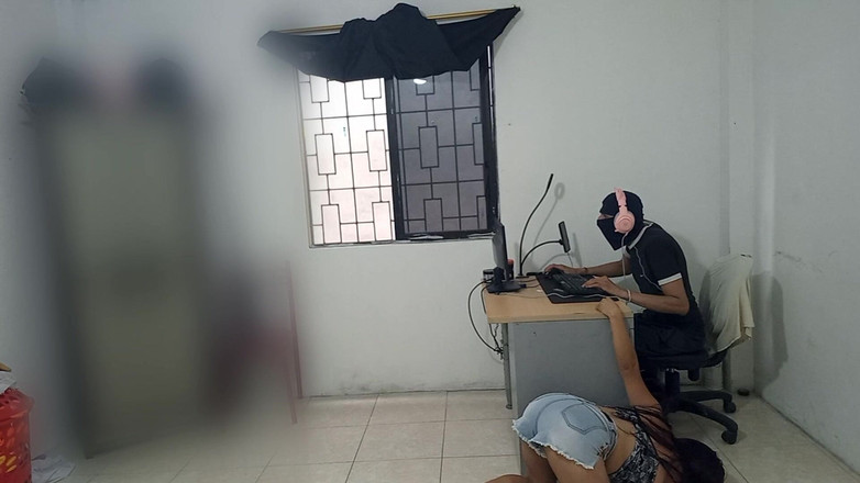 NEGRITA SEXY: Mijn stiefzus maakt mijn kamer schoon en vertrekt dan en...