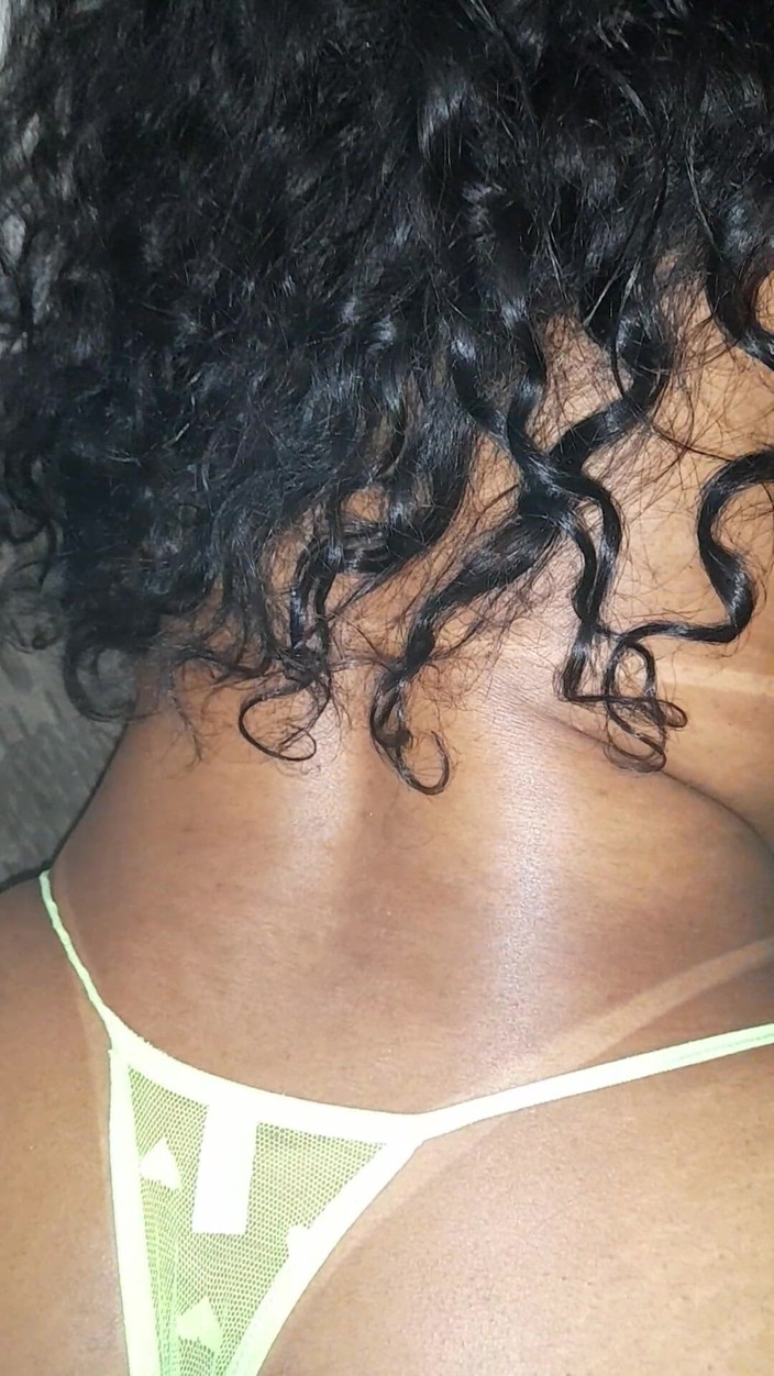 Jr and denies: ソファで四つん這いのホットブルネット