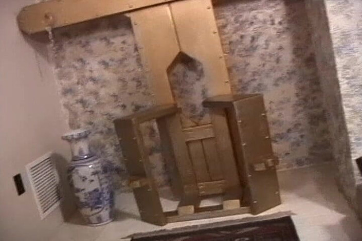 NM fetish femdom videos by Princess Nikki Cruel: Curvă roșcată își ia țâțele în clothespin