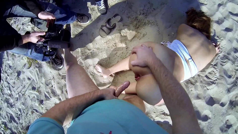 Very hot hardcore: 淫荡的女友想要我在海滩上散步时操她