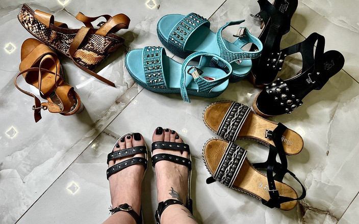 Julia domaina: サンダルはフェチのビデオ、長いつま先と黒の爪のポリッシュと足を試着