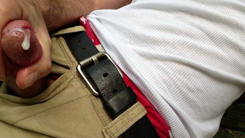 TJenner: Draußen auf der Bank im Park.