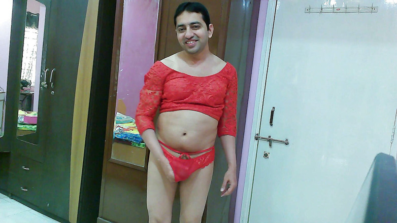 Cute & Nude Crossdresser: क्रॉप टॉप और पैंटी में प्यारी बहिन क्रॉसड्रेसर फेमबॉय स्वीट लॉलीपॉप।