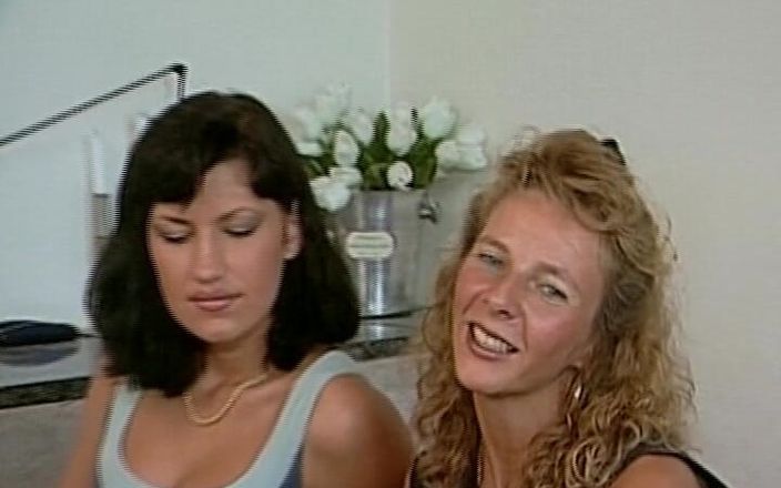 Deutscher hardcore: Mooie Duitse babe deelt lul met hete blonde milf