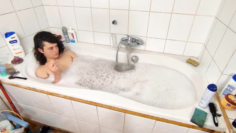 Sara B: Fuma e sega nella mia vasca da bagno