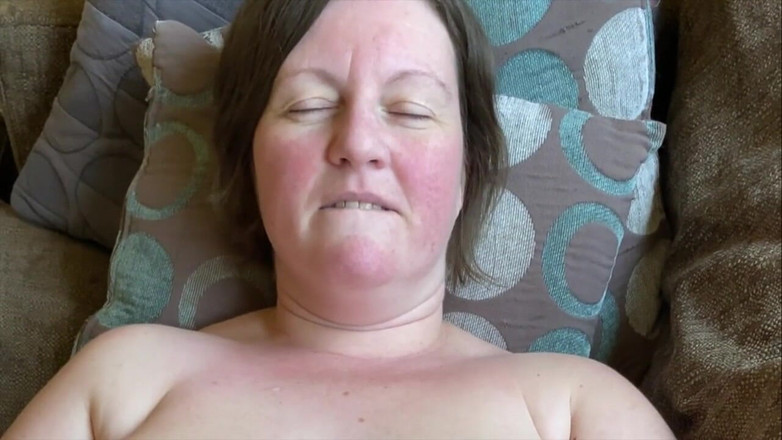 Frequentmasturbation: 抓到我的裸体室友让我感到惊讶的是，当整个房子都空无一人的时候，我赤身裸体并自慰。