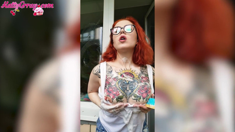 Katty Grray: Hot girl clean up the balcony and demonstrate sexy body