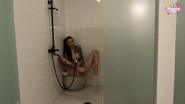 Twerking Elle: Watching on My Friends While I Shower
