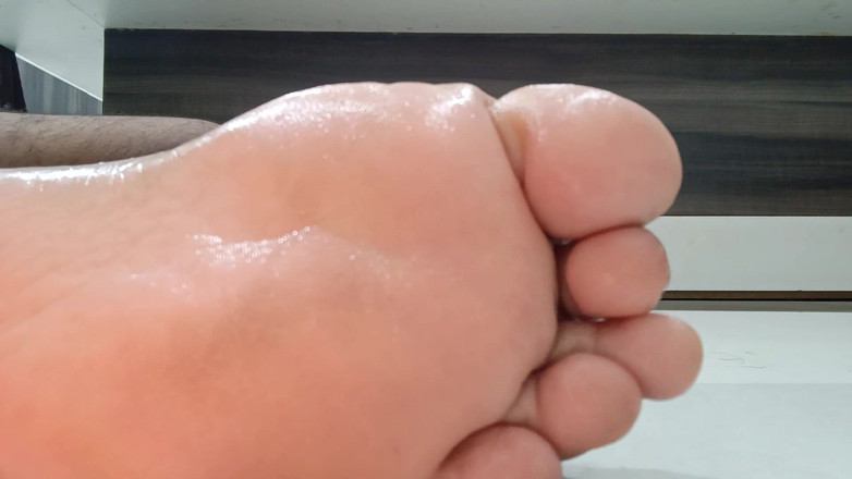 Fetish guys: मेरे पैरों को धीरे से तेल लगाना - कामोत्तेजक क्लिप #2