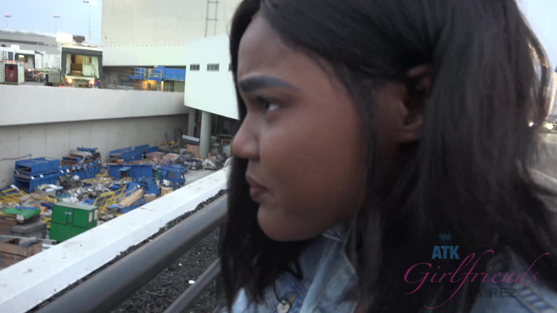 ATK Fans (Girlfriends): Virtuele vakantie in Barcelona met hete choco Yara Skye 1/3