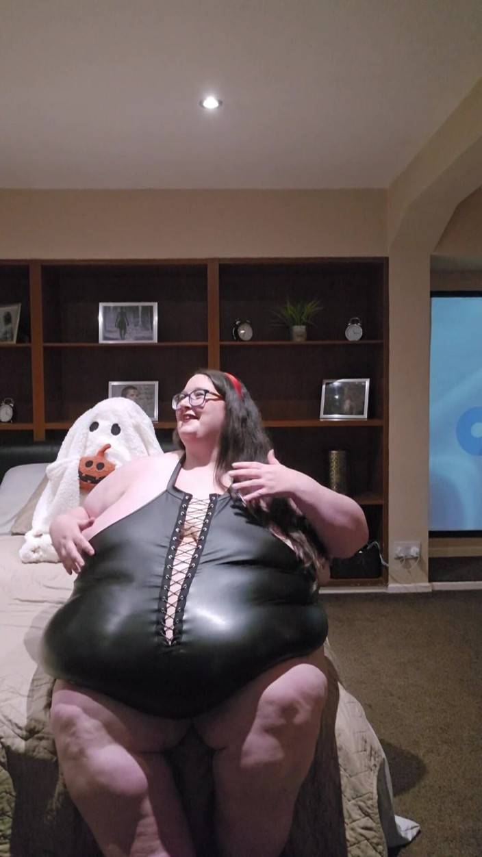 SSBBWLadyBrads: Cewek semok kulit hitam dengan kostum kulit hitam super semok