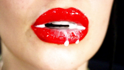 Goddess Misha Goldy: Rote lippen und ein spiel mit flüssigkeit und speichel! Milch...
