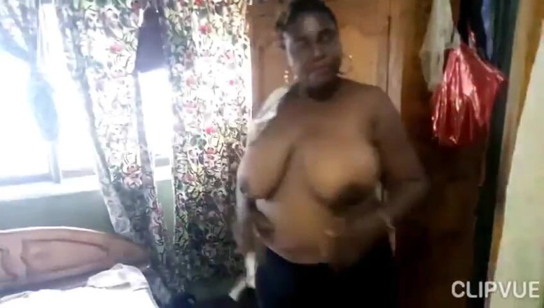 Londiq girls: Lady Sharon exibe seus peitos grandes e buceta gorda