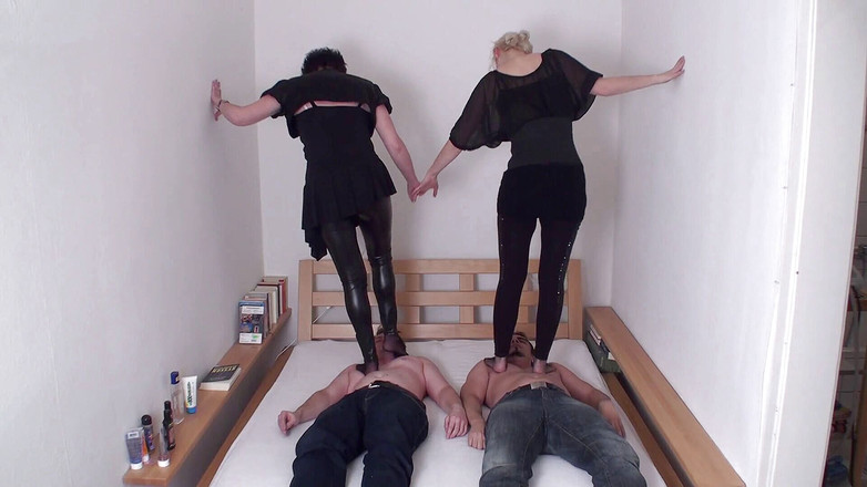 Femdom Austria: Bruneta a blondýnka pošlapávají své otroky