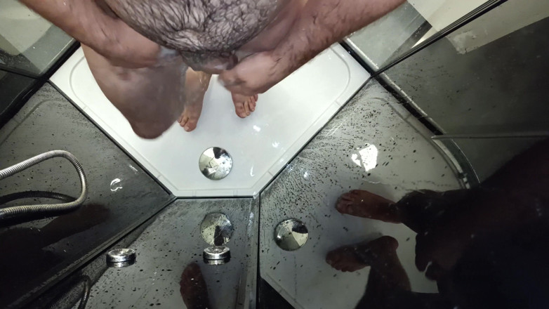 Uhri: Hotel shower hairy guy