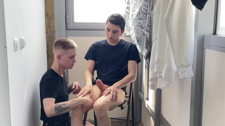 Ethan Lestray: 大きな生徒にAをしてオーガズムに導いた