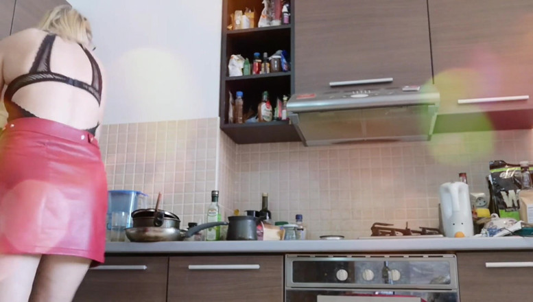 Erotic Tanya: Cleaning &amp; farting