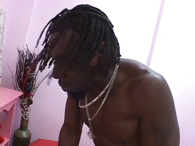 Hot and Wet: Zwarte teef met mooie tieten krijgt sperma in de mond...