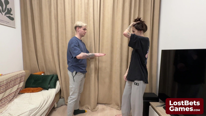 Lost Bets Games: Un emocionante juego de bofetada termina con una mamada mojada