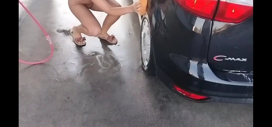 HottPussy118: Nahá žena myje auto u myčky aut