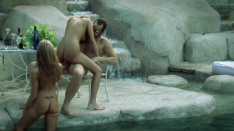 Hand Lotion Studios: 两个可爱的金发女友喜欢户外的大鸡巴