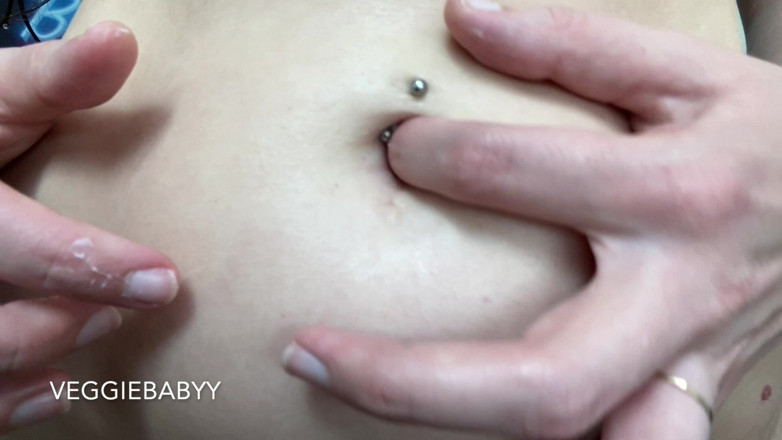 Veggiebabyy: Rubbing Lotion on My Belly Button
