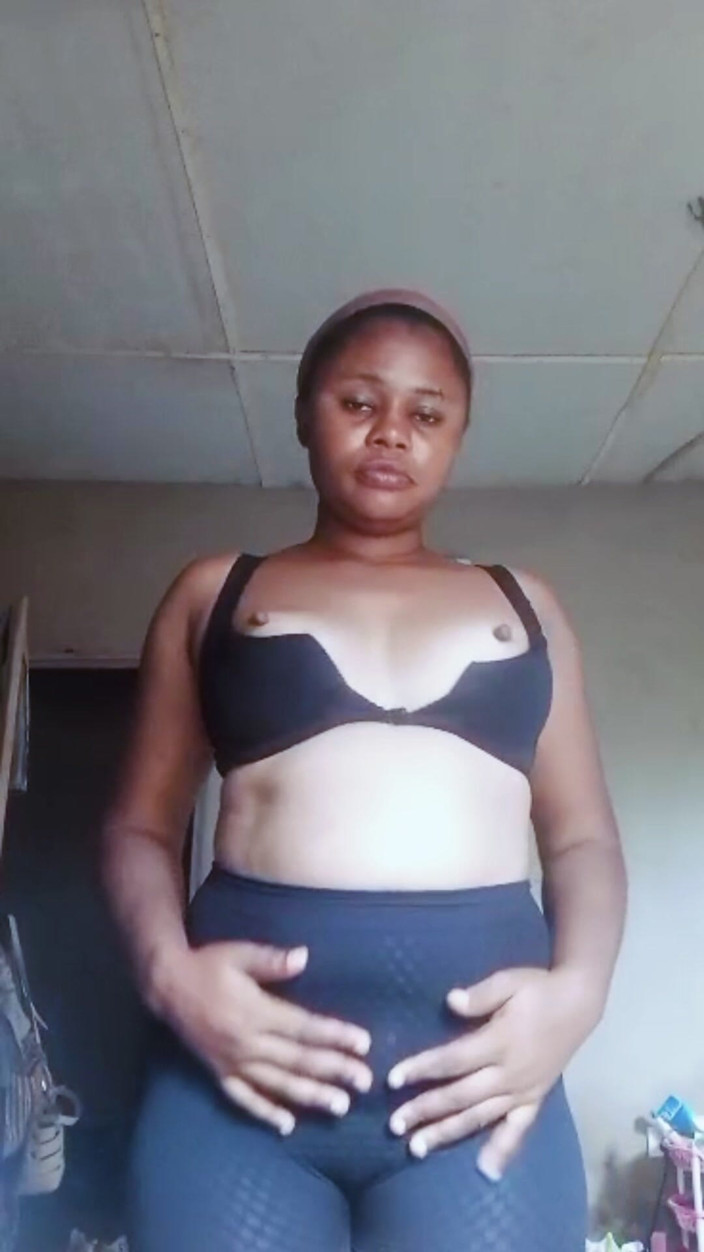 Lovelee: Nigeriaans dorpsmeisje wordt gespoten op de live video