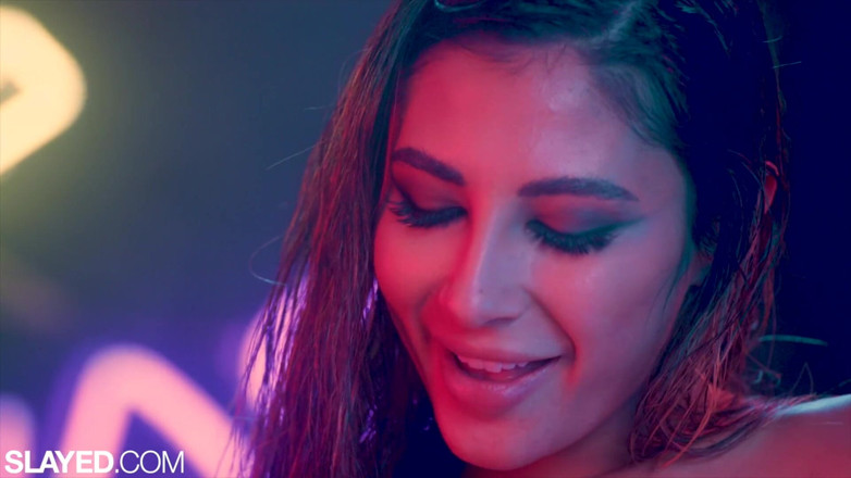 Slayed: Slayed यह Neon Goddesses izzy और Gianna के लिए खेलने का समय है
