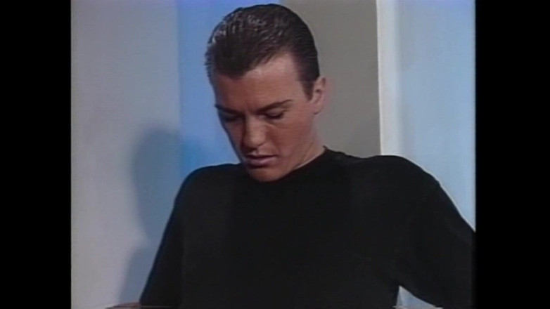 Vintage megastore: अंडरवियर में सफाई करने वाली महिला