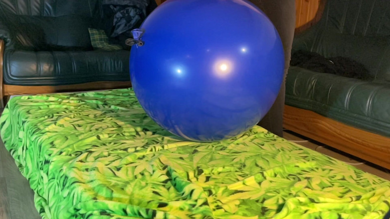 BeachBallsDuo: (cr-2) 16 Belon besar 60-100cm sangat tebal dihancurkan oleh pantat! 2 Sudut kamera...