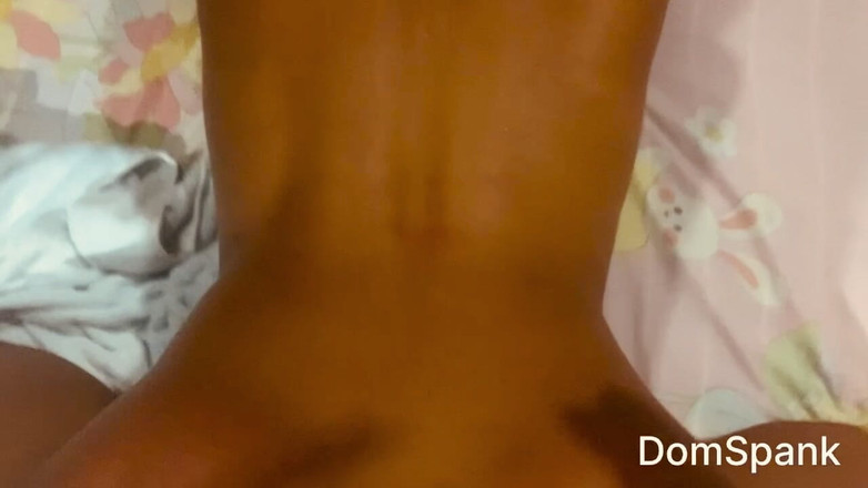 RealDomSpank: सांवली मॉडल हसीना की जोरदार चुदाई जिससे वह मेरे लंड का मजा ले रही है।