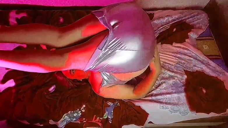 Kitty_Cross: 穿着可爱毛茸茸连衣裙的甜美娘娘腔交叉双腿