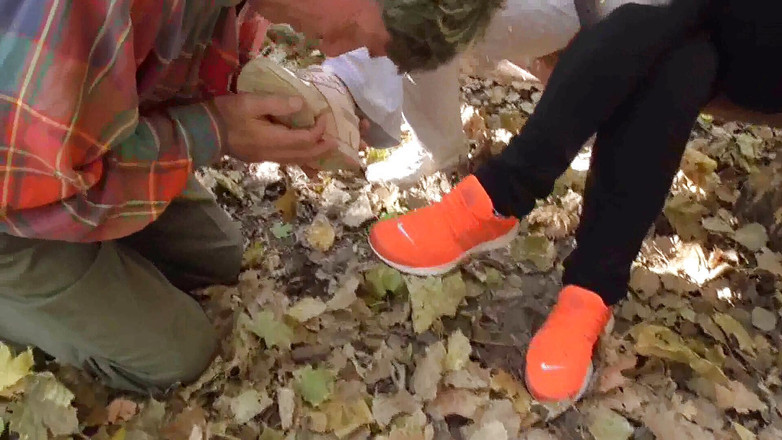 Foot Girls: Schoenenaanbidding en stinkende voeten snuiven - volledige versie