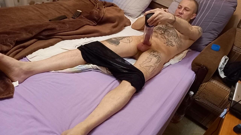 Zona901: After the pump, the mother-in-law jerks off my cock