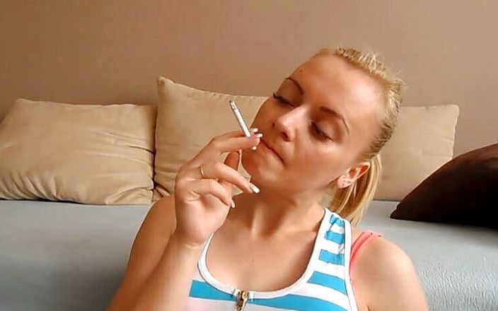 Femdom Austria: Drăguță blondă care fumează o țigară într-un videoclip de aproape