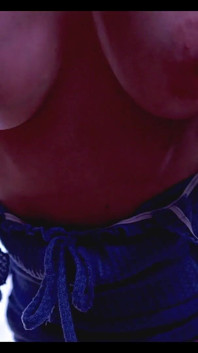 Striptease en orgasme met hangende borsten