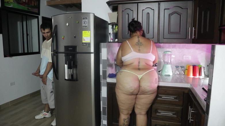 Lexly_16: Il mio ragazzo mi mostra il suo cazzo enorme