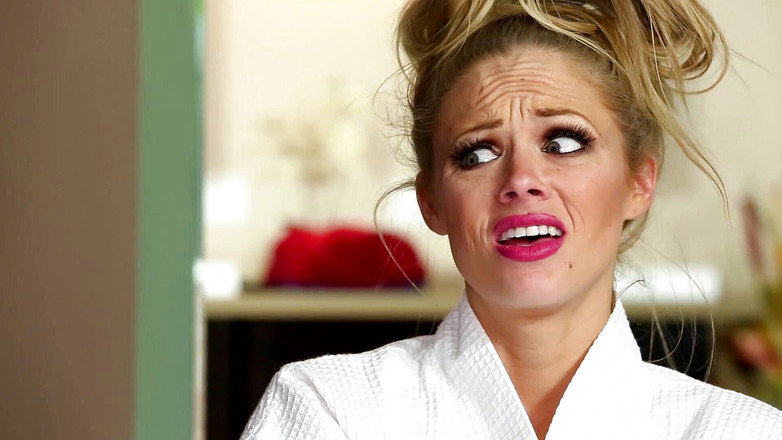 Massage Parlor: 巨大的敲打金发女郎提供惊人的按摩