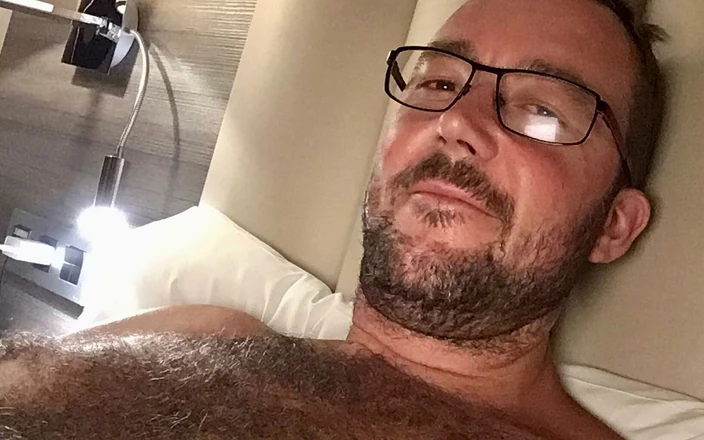 Mozzbear: Daddy fucks me good, and i suck him till he...